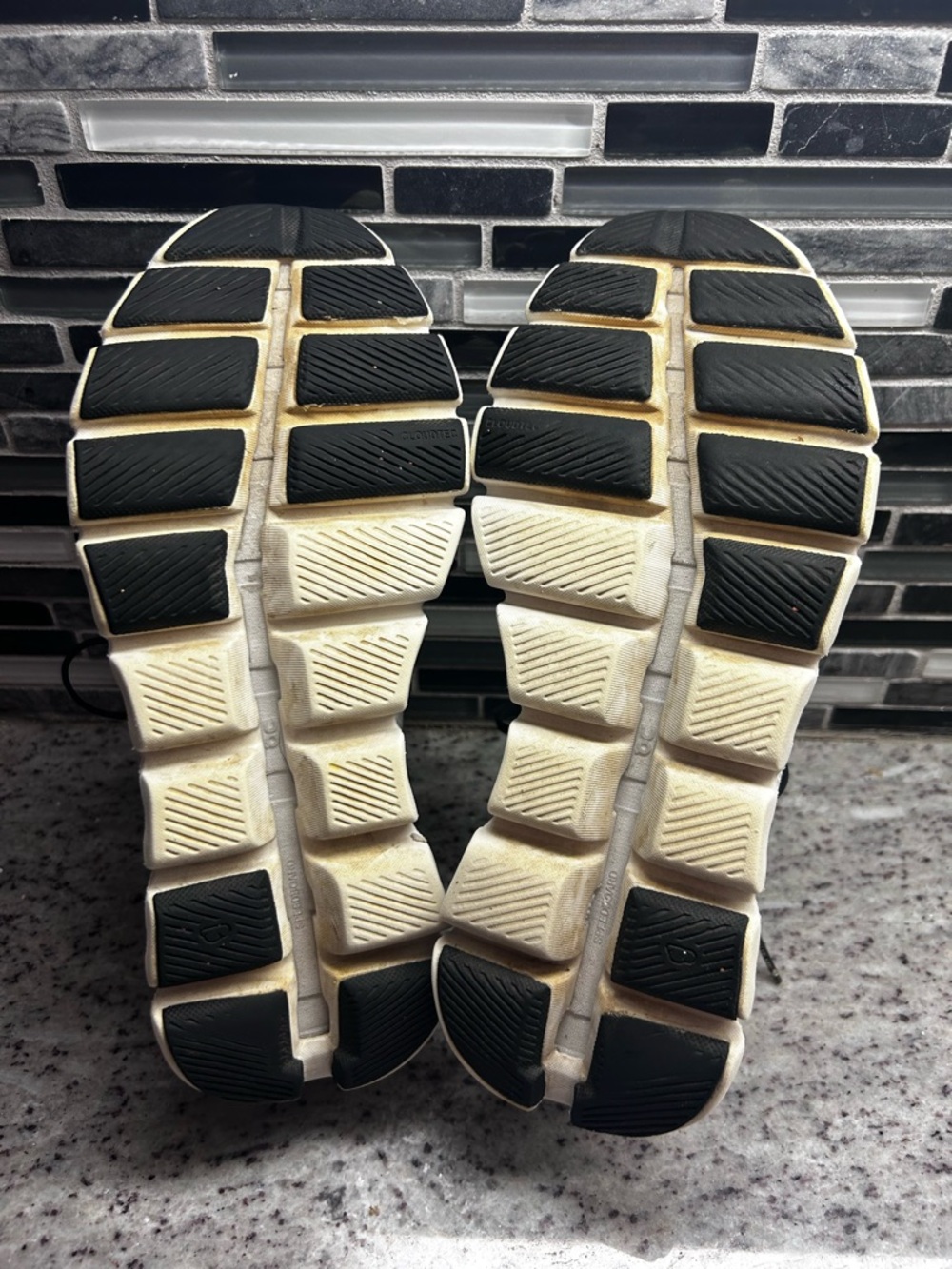 On Running White and Black Women's Cloudflow Lace Shoes size 8 - Picture 4 of 10